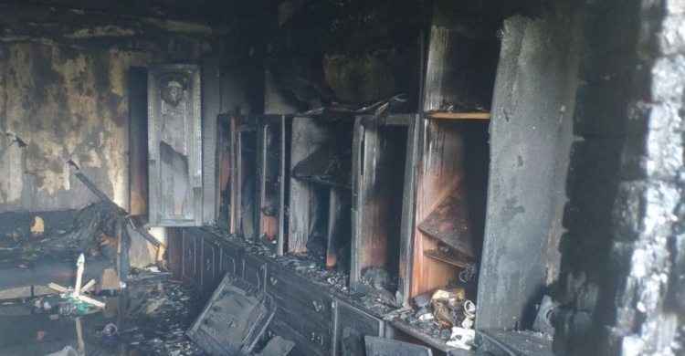 В Мариуполе выгорела квартира в многоэтажке. Госпитализирован мужчина