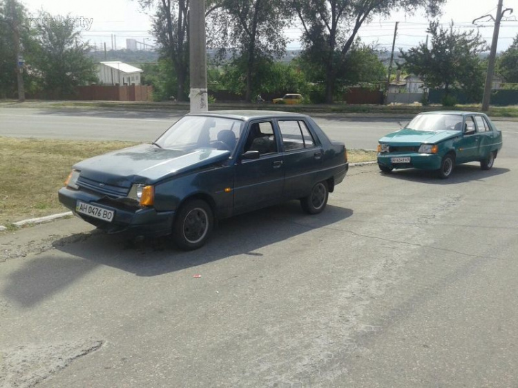 Не хватило дороги: в Мариуполе столкнулись две легковушки (ФОТО)