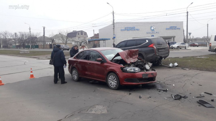 В Мариуполе пьяная женщина-водитель устроила тройное ДТП. Есть пострадавший (ФОТО+ВИДЕО)