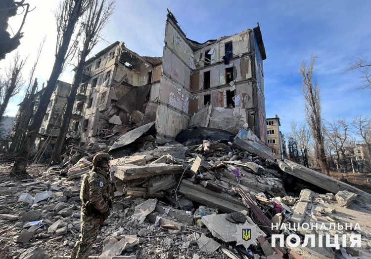 Скинули бомби та обстріляли з артилерії: окупанти вбили та поранили шістьох мешканців Донеччини