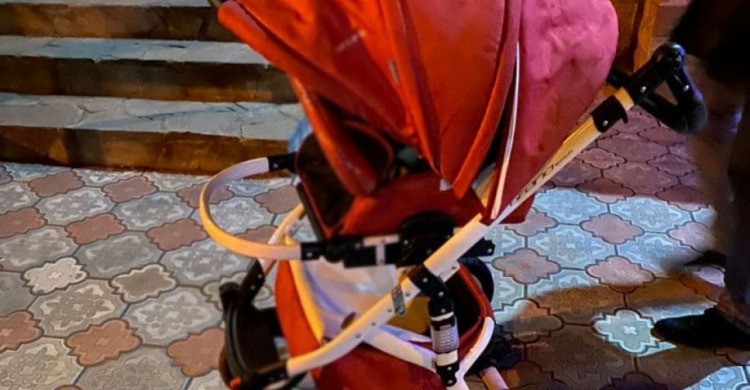 В Мариуполе похитили детскую коляску из подъезда жилого дома