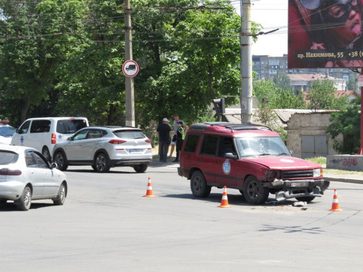 В центре Мариуполя Land Rover военных столкнулся с авто Mazda (ФОТО)