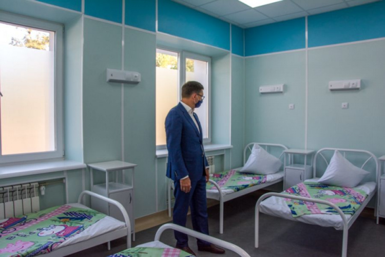 Палаты европейского уровня: в Мариуполе завершили ремонт детского инфекционного отделения № 2