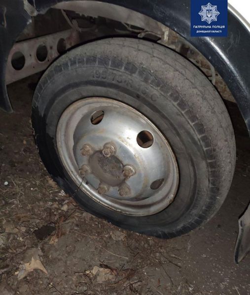 Проколотые шины и срезанные провода: в центре города мариуполец повредил фургон с фаст-фудом (ФОТО)
