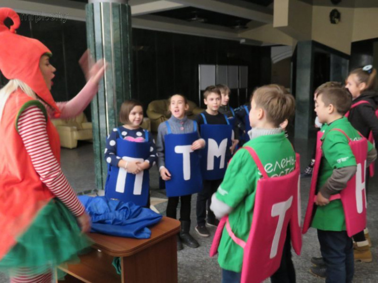 Мариупольские дети получили подарки от Святого Николая за добрые экодела (ФОТО)