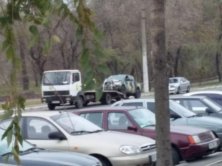В Мариуполе столкнулись трамвай и внедорожник военных (ФОТОФАКТ)