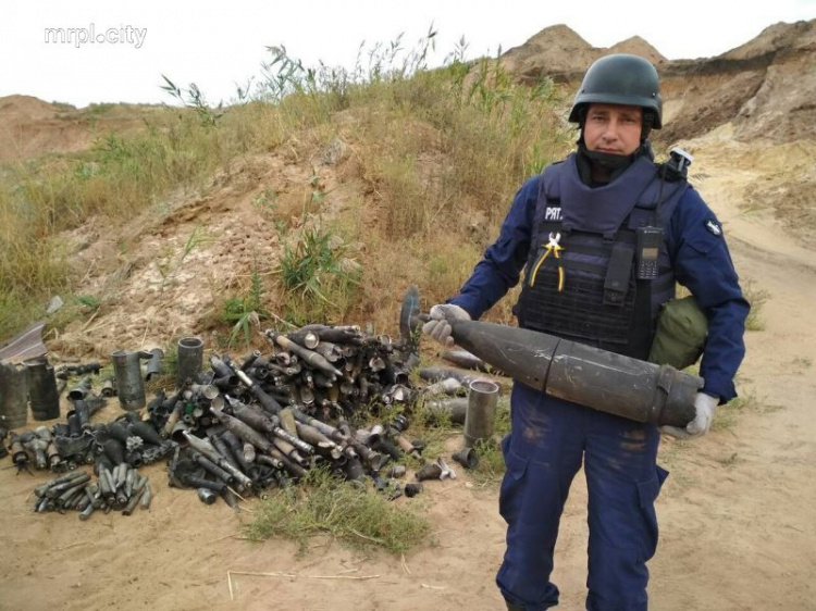 Под Мариуполем собрали более 1400 снарядов и тонны осколков после взрыва склада боеприпасов (ФОТО)