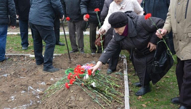 В Мариуполе перезахоронили останки советского солдата, найденные в Театральном сквере (ФОТО)
