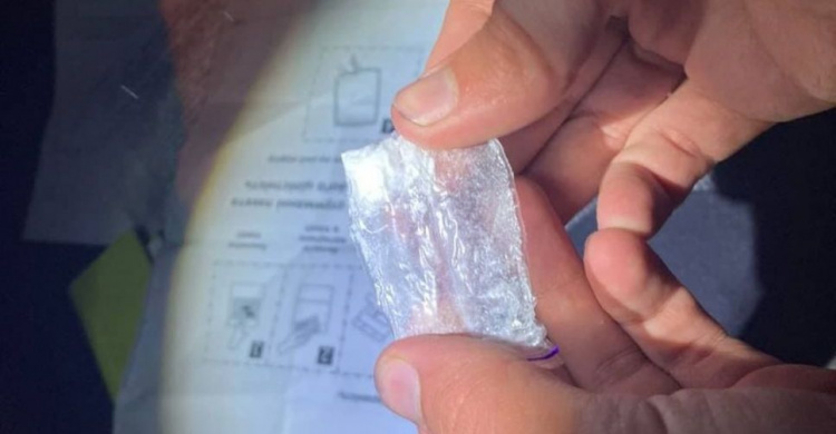 На Левобережье Мариуполя в сумке у подозрительного мужчины нашли запрещенное вещество