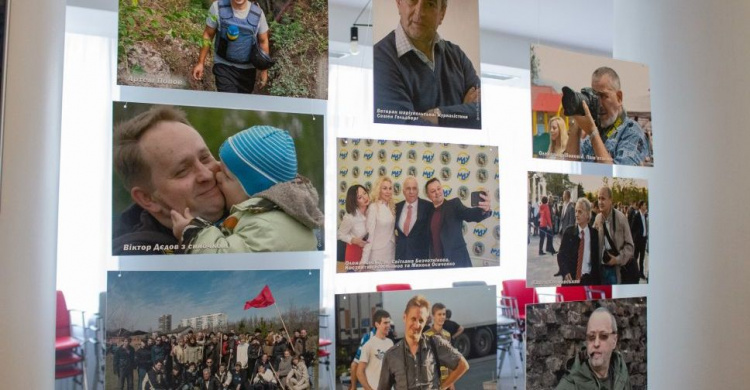 Ко Дню журналиста в Мариуполе открыли фотовыставку