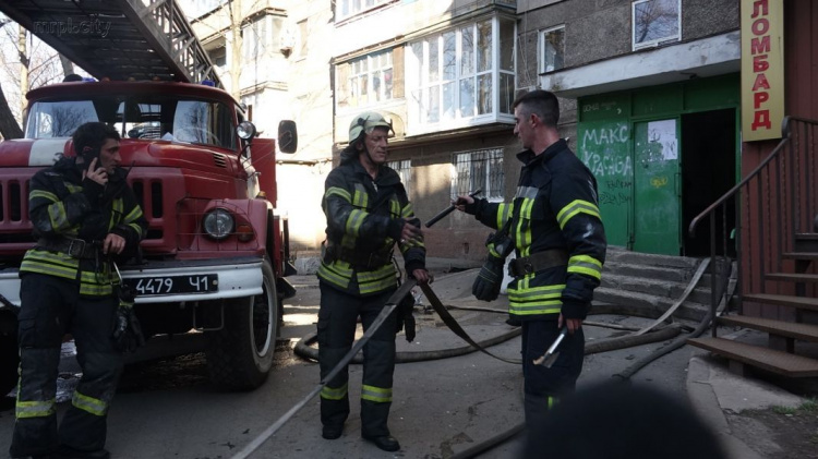 В Мариуполе из пожара спасли людей и кота (ФОТО)