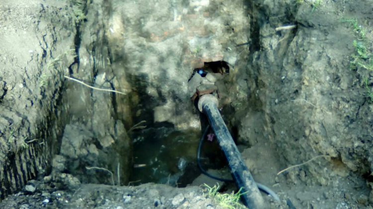Траншею для 100-метрового трубопровода Мариуполя закопают после праздников (ФОТО)