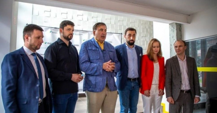 Саакашвили открыл в Мариуполе Офис простых решений и заявил о возрождении аэропорта
