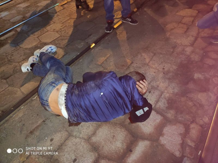 В Мариуполе на трамвайных путях сбили мужчину. Пострадавший в больнице (ФОТО)