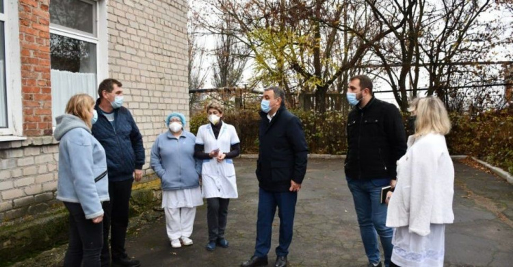 Из-за массового увольнения медиков в больнице Мариупольского района – критическая ситуация