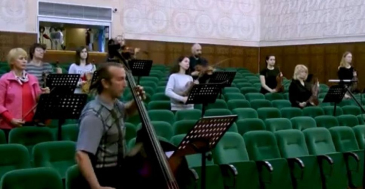 Мариупольский «Ренессанс» сыграл «Оду к радости» в закрытой на карантин филармонии (ВИДЕО)