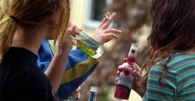 В Мариуполе взрослые довели несовершеннолетних до алкогольного опьянения