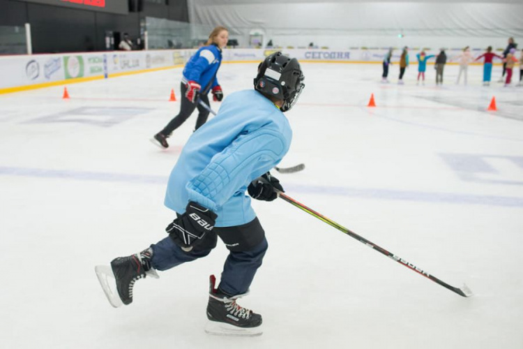 В Мариуполе около 400 детей посещают занятия по хоккею и фигурному катанию