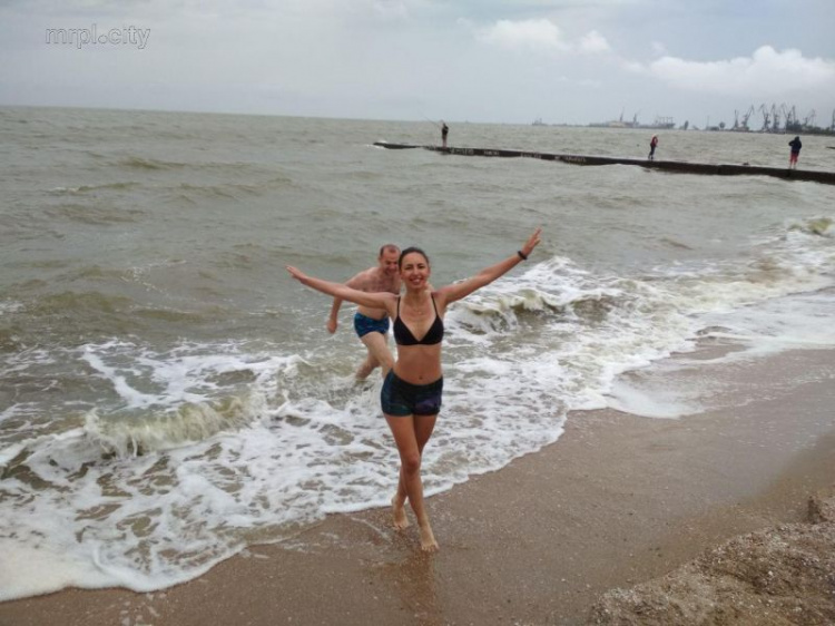Мариупольцы в дождь «протестировали» обновленный пляж (ФОТО)