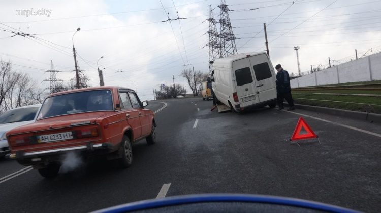 В Мариуполе у минибуса на ходу отвалилось колесо и спровоцировало вторую аварию (ФОТО)
