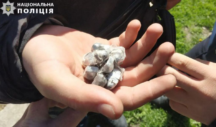 У жителя Мариуполя обнаружили более 30 свертков наркотика (ФОТО)