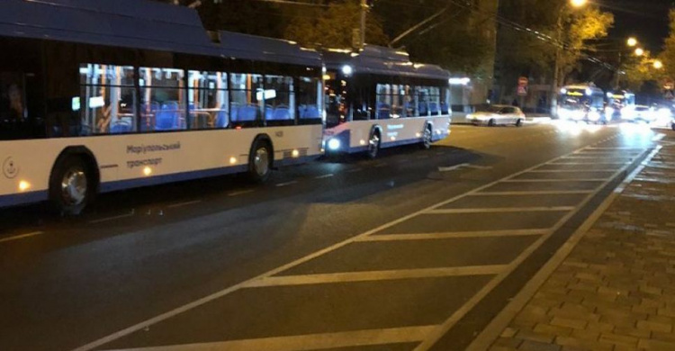 На Левобережье Мариуполя из-за ДТП остановились троллейбусы