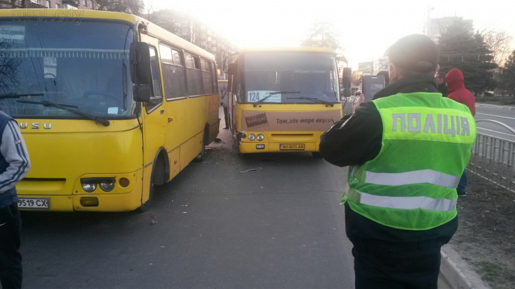 В Мариуполе столкнулись две маршрутки: Есть пострадавшие (ФОТО)