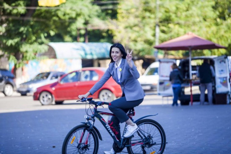 Депутаты и чиновники Мариуполя сменили автомобили на велосипеды (ФОТО)
