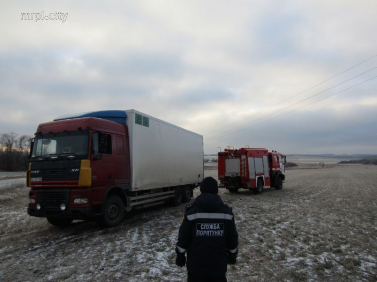 В Донецкой области из-за гололёда «скорую» пришлось вытягивать лебёдкой (ФОТО)
