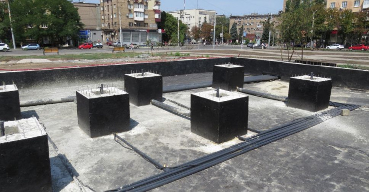 Первый пешеходный фонтан Мариуполя готовят к испытанию (ФОТОФАКТ)