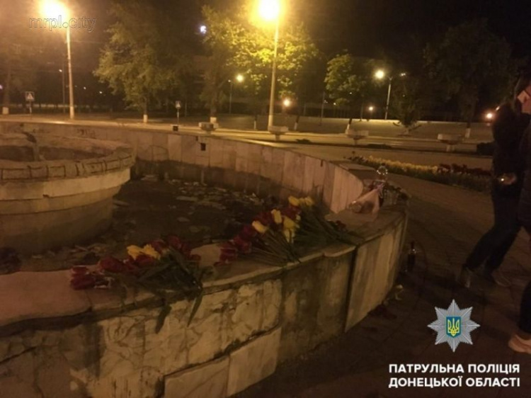 В центре Мариуполя две девушки «под шафе» срывали ночью тюльпаны. Патрульным сообщили двое мужчин (ФОТО)