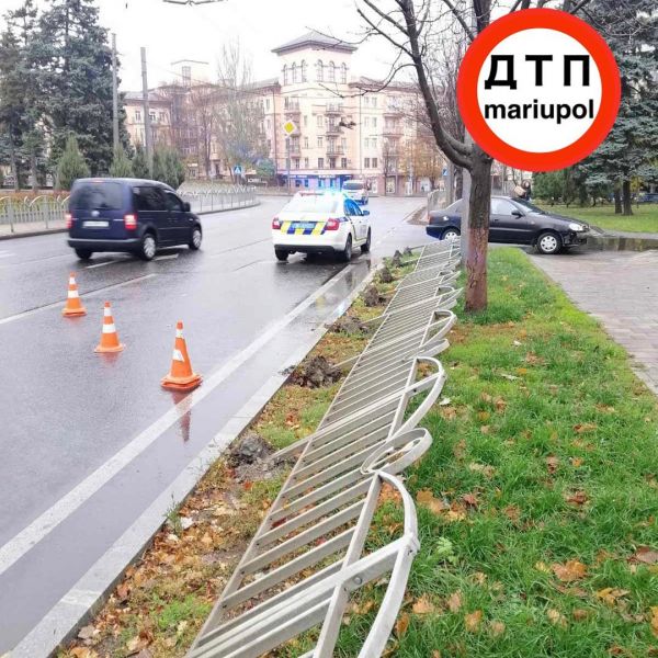 В центре Мариуполя водитель снес металлическое ограждение (ДОПОЛНЕНО)