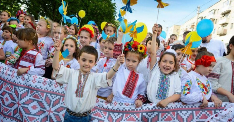 Мариупольцы выйдут в вышиванках на праздничный парад (ФОТО)