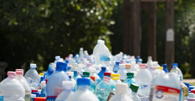 Помыть и сжать: как мариупольцам подготовить пластик к переработке