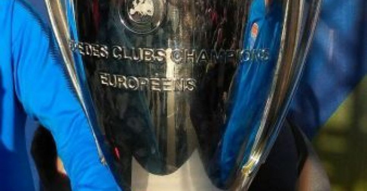 Кубок Лиги чемпионов УЕФА в Мариуполе попал в руки пограничников (ФОТО)