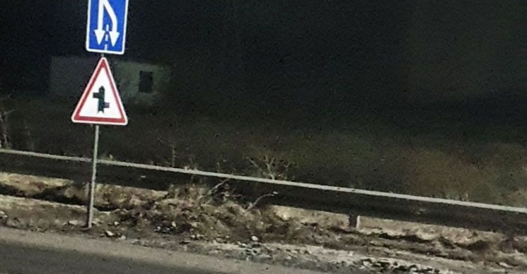 Автолюбители заметили необычно расположенные дорожные знаки вблизи Мариуполя (ФОТОФАКТ)