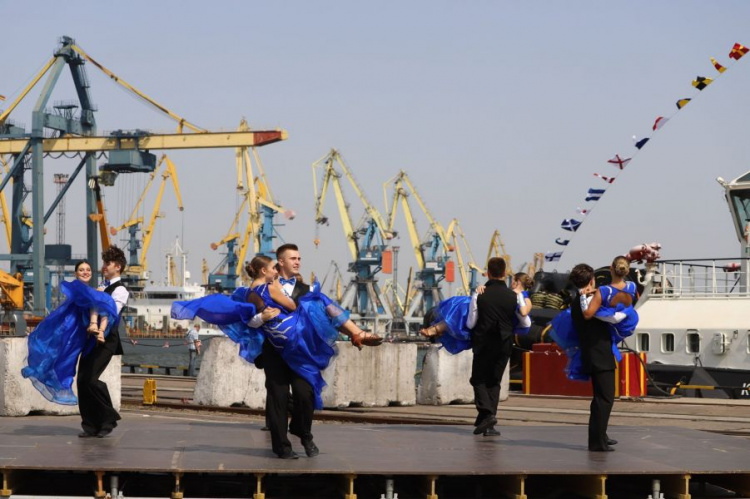 Марш буксиров и танцевальные номера  - в честь 131-летия Мариупольского порта