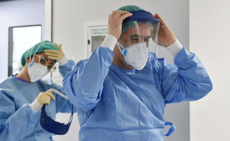 Для 1,3 тысяч врачей Мариуполя ПУМБ оплатил медицинские страховки от коронавируса