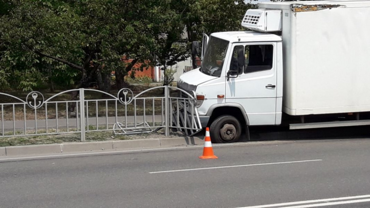 В Мариуполе неуправляемый грузовик влетел в ограждение (ФОТО)