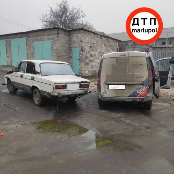 В Мариуполе «ВАЗ» въехал в «Renault» с надписью «Украина»