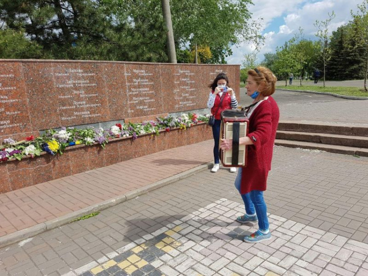 Мариупольцы возлагают цветы к памятникам воинам, погибшим во Второй мировой войне (ФОТО+ВИДЕО)