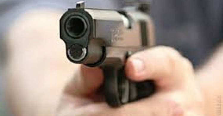 Мариуполец ограбил подростков, угрожая пистолетом