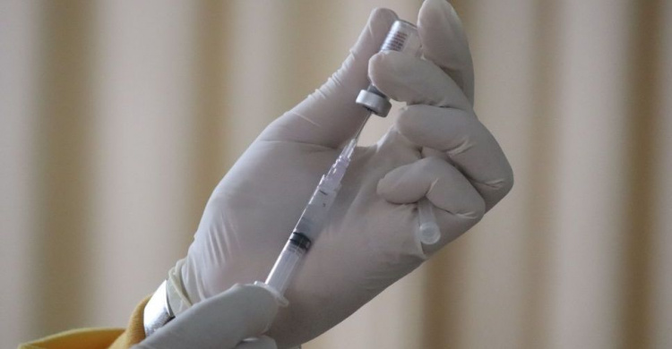 Донетчина лидирует по числу вакцинированных от коронавируса работников школ