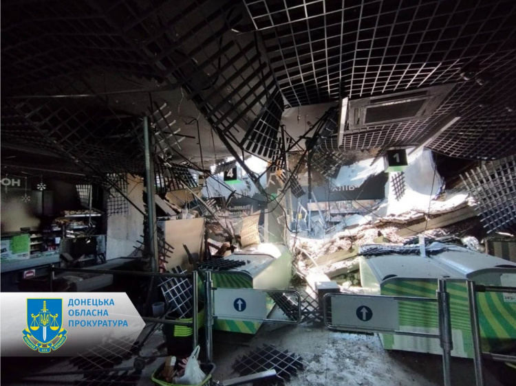 Зі ствольної артилерії – по супермаркету: у Кураховому внаслідок обстрілу поранені чотири жінки