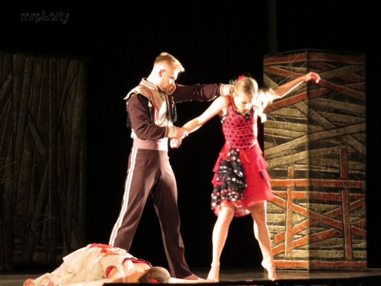 В Мариуполе увидели балерин с мужчинами на руках, танцы с тюками и испанскую страсть (ФОТО+ВИДЕО)