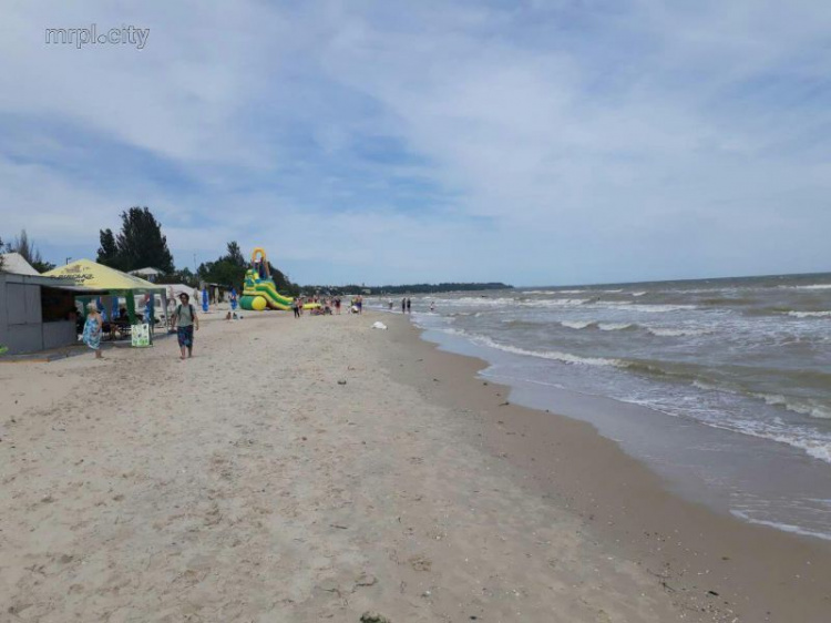 Смертельный случай на пляже под Мариуполем: Стали известны подробности трагедии на побережье в Урзуфе (ФОТО)