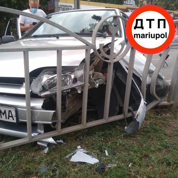 «ВАЗ» врезался в ограждение в центре Мариуполя