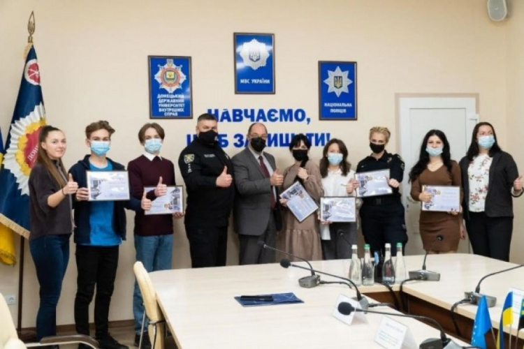 Молодежь со всей Украины присоединилась к мариупольской акции против насилия