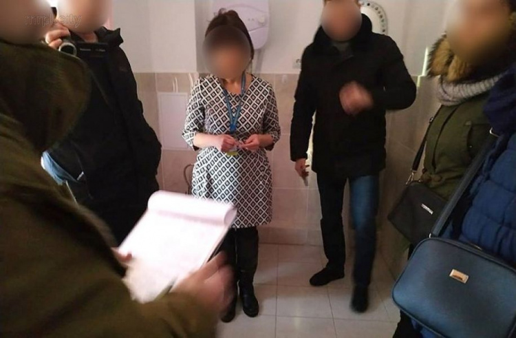 Чиновницу миграционной службы Донецкой области «поймали» на взятке (ФОТО)
