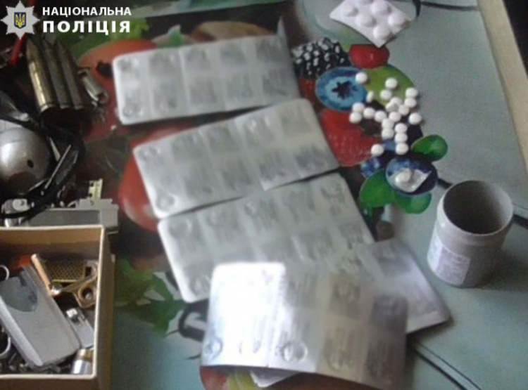 Мариупольчанка хранила дома оружие и наркотики (ФОТО)